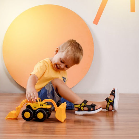 Sandália Infantil Kidy Toys Baby Com Brinquedo Preto Amarelo