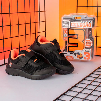 Tênis Infantil Kidy Ultra Flex Preto com Laranja Neon + Brinquedo