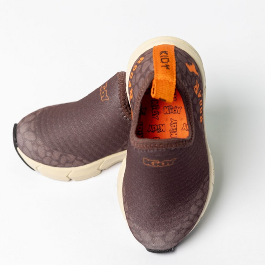 Tênis Infantil Menino Calce Fácil Kidy Energy Baby Respitec Marrom e Laranja + Brinquedo Dino Surpresa Colecionável